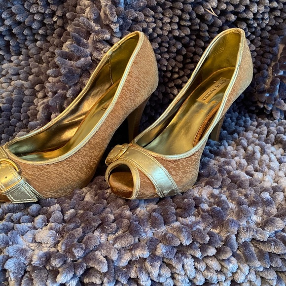 Used-Steve Madden Gold and Tan Peep toe heels - Picture 2 of 7